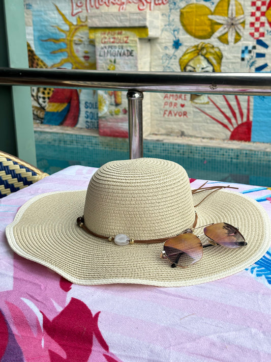 Chapeau beige coquillages