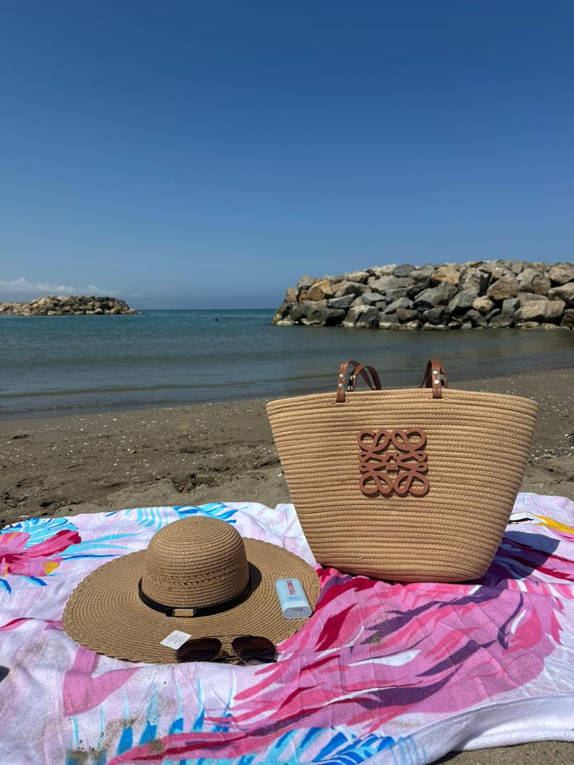 Sac de plage logo Loewe chic avec chapeau